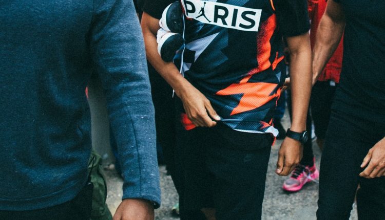 Kylian Mbappé dévoile un nouveau maillot PSG x Jordan.